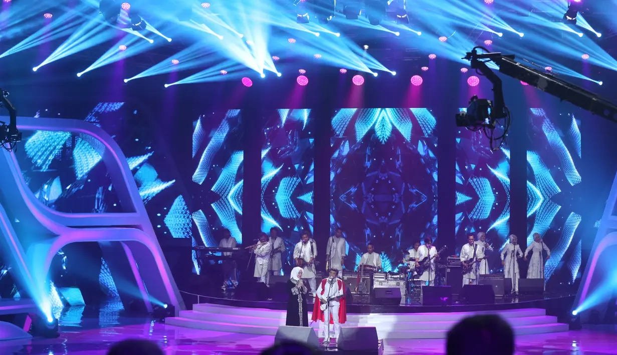 "Emang kamu sedunia yang paling cantik," kata Rhoma yang di amini oleh istrinya. Pria yang biasa disapa bang haji itu lantas mengajak istrinya untuk bernyanyi. (Nurwahyunan/Bintang.com)