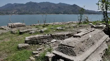 Kondisi kompleks makam lama yang muncul ke permukaan Waduk Gajah Mungkur di Wonogiri, Selasa (2/9/2019). Sejumlah makam milik warga yang rumahnya tergusur proyek pembangunan waduk pada tahun 1978-1980 itu hanya muncul setiap musim kemarau saat volume air waduk menyusut. (merdeka.com/Iqbal Nugroho)