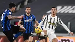 Striker Juventus, Cristiano Ronaldo (kanan) berebut bola dengan bek Inter Milan, Alessandro Bastoni dalam laga leg kedua semifinal Coppa Italia 2020/21 di Juventus Stadium, Turin, Selasa (9/2/2021). Juventus bermain imbang 0-0 dan lolos ke final. (LaPresse via AP/Marco Alpozzi)