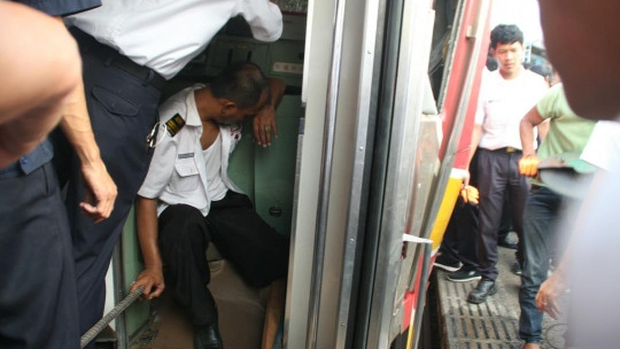 Proses evakuasi masinis terjepit kabin akibat tabrakan KRL di Juanda