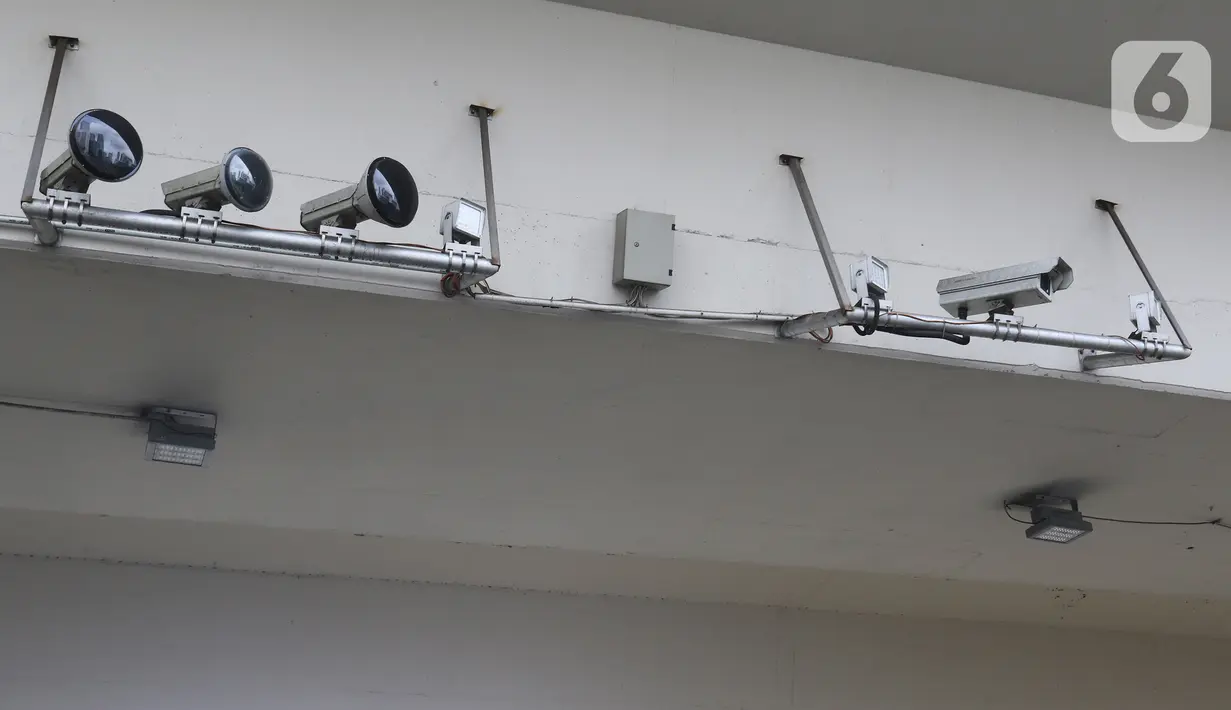 Kamera CCTV terpasang di kawasan Sudirman, Jakarta, Minggu (2/2/2020).  Ditlantas Polda Metro Jaya akan melakukan penindakan pelanggran E-TLE untuk sepeda motor mulai Senin (3/2), mulai hari kerja. (Liputan6.com/Herman Zakharia)