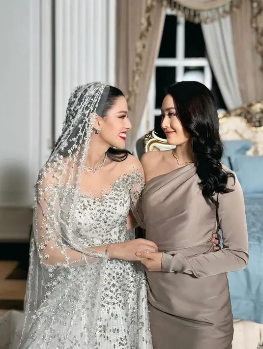Natasha Wilona memilih mengenakan model dress one shoulder dengan salah satu model lengan dibuat panjang. Dipadukan kalung emas putihnya. [@natashawilona12]