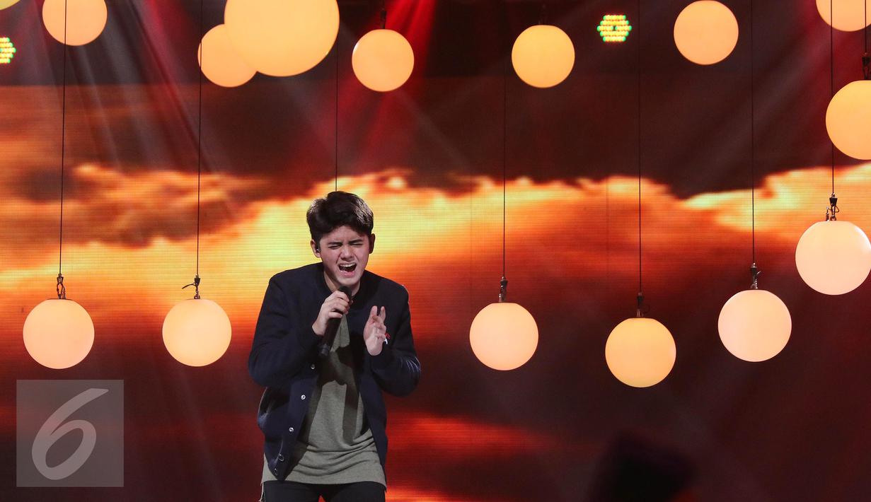 Aksi panggung Aliando Syarief saat tampil di The Biggest Concert di Studio 6 Emtek City, Jakarta, Rabu (26/10). The Biggest Concert  Aliando Syarief bertemakan "Magicaliando". (Liputan6.com/Herman Zakharia)