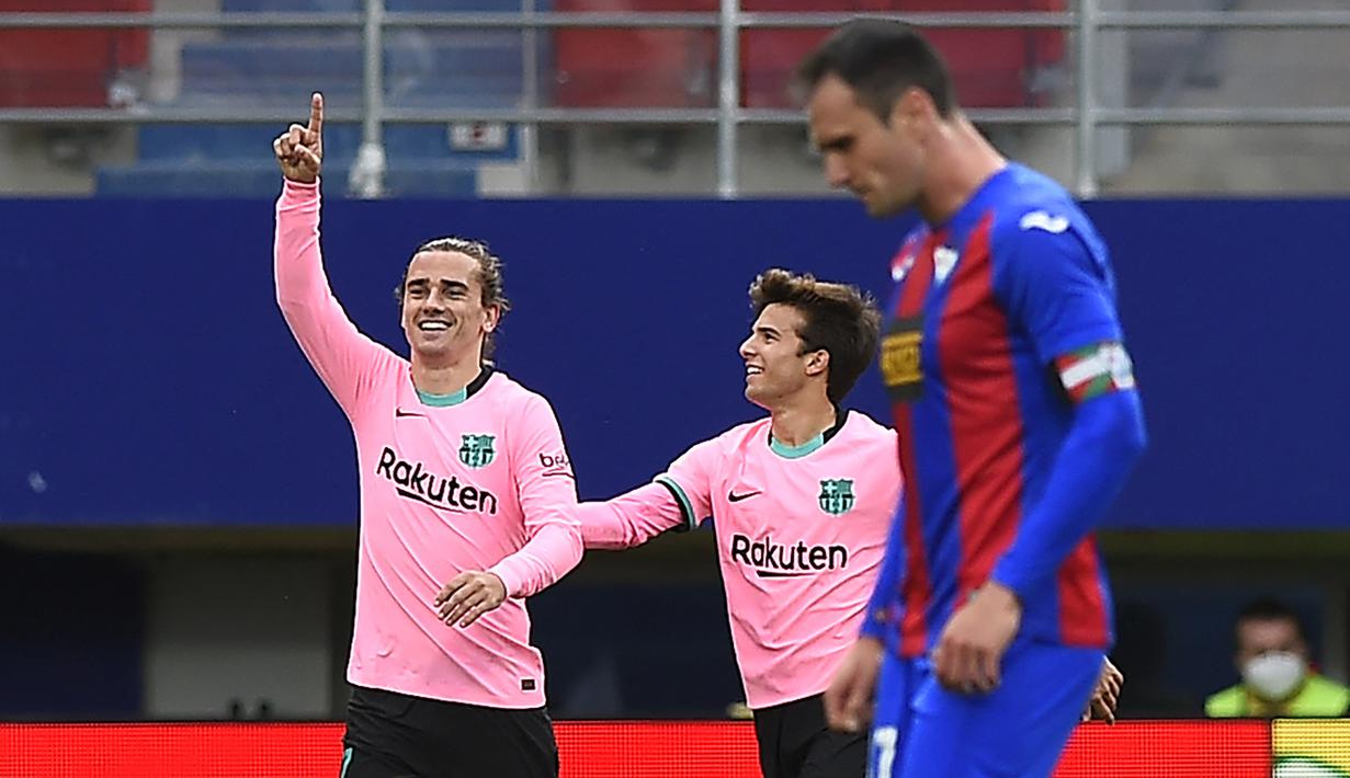 Penyerang Barcelona, Antoine Griezmann, melakukan selebrasi usai mencetak gol ke gawang Eibar pada laga Liga Spanyol di Stadion Ipurua, Sabtu (23/5/2021). Barcelona menang dengan skor 1-0. (AFP/Ander Gillenea)