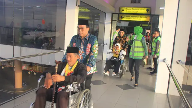 Petugas yang tergabung dalam tim Penanganan Krisis dan Pertolongan Pertama Pada Jemaah Haji (PKP3JH) sedang menangani jemaah haji yang membutuhkan pertolongan. (Nafiysul Qodar/Liputan6.com)