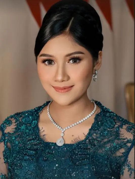 Erina Gudono tampil jadi bumil anggun mengenakan kebaya kutubaru dan angkin rancangan Asky Febrianti [@erinagudono]