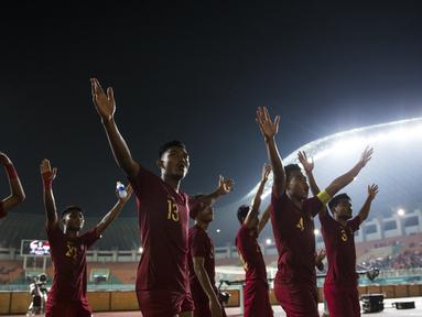 Para pemain Timnas Indonesia menyapa suporter usai melawan Thailand pada laga PSSI 88th U-19 di Stadion Pakansari, Jawa Barat, Minggu (23/9/2018). Kedua negara bermain imbang 2-2. (Bola.com/Vitalis Yogi Trisna)