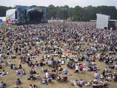 Penonton festival menyaksikan Bill Bailey tampil di Obelisk Arena di festival Latitude di Henham Park, Southwold, Inggris, Minggu (25/7/2021). Ribuan orang memadati area Festival Latitude di Inggris timur pada Jumat (23/7/2021) waktu setempat. (Jacob King/PAvia AP)