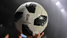 Peserta memegang Telstar 18, bola resmi Piala Dunia 2018 Rusia, dalam sebuah acara di Moskow, Kamis (9/11). Telstar 18 adalah bola terbaru dari edisi Adidas Telstar, bola yang pertama kali dipasok Adidas untuk Piala Dunia pada 1970. (Mladen ANTONOV/AFP)