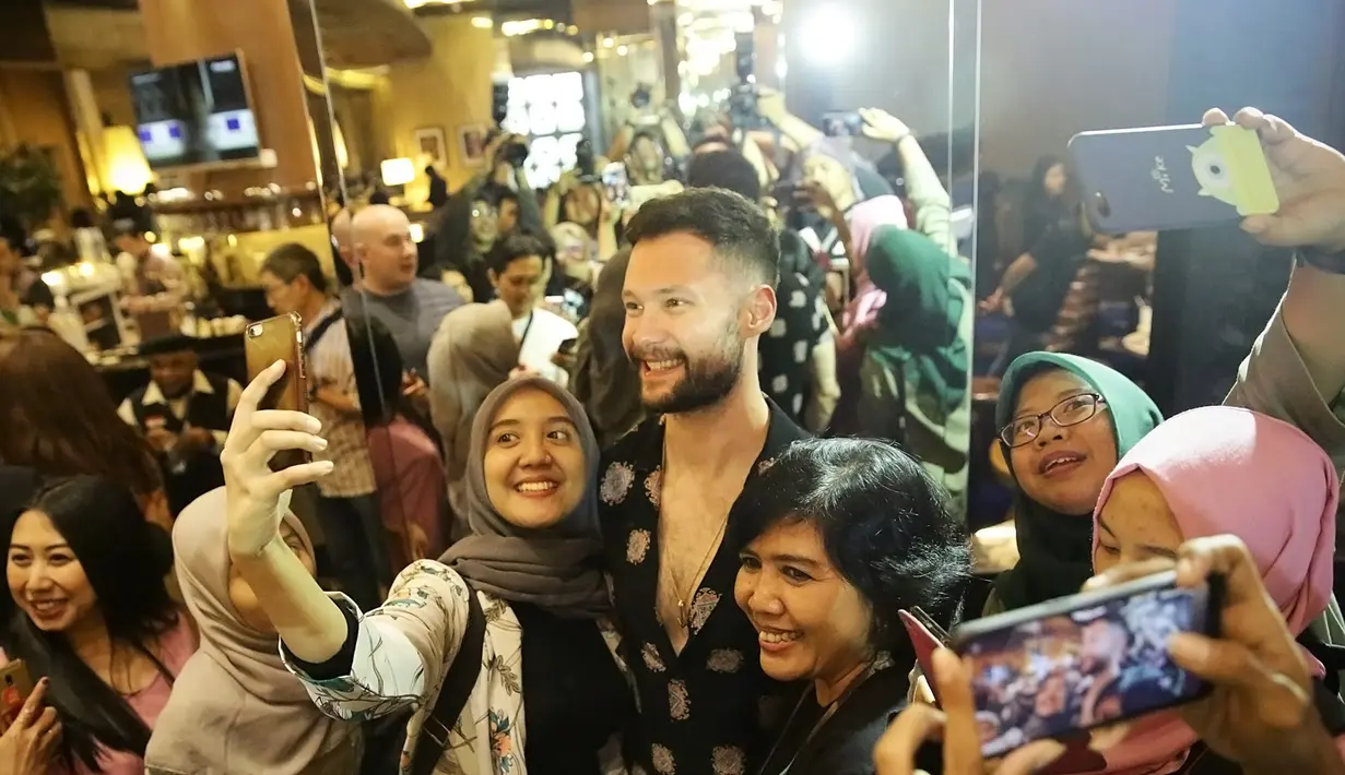 "Saya dari Inggris, kini bisa ke banyak negara salah satunya Indonesia. Di Indonesia saya pernah menyambangi Jakarta, Pekanbaru, dan sekarang Yogyakarta. Itu semua karena musik," tutur  pelantun lagu ‘You Are The Reason”. (Bambang E.Ros/Fimela.com)