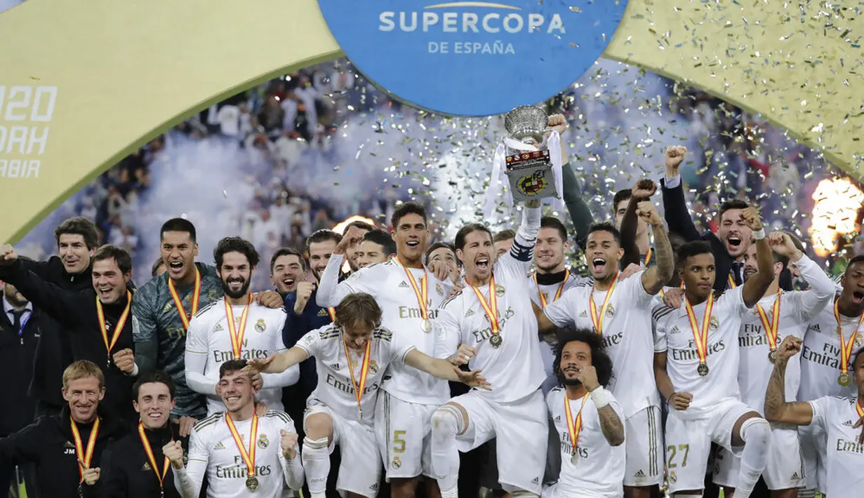 Para pemain Real Madrid melakukan selebrasi usai menjuarai Piala Super Spanyol setelah mengalahkan Atletico Madrid di King Abdulla Sports City, Jeddah, Senin (13/1/2020). Real Madrid menang adu penalti 4-1 atas Atletico Madrid. (AP/Hassan Ammar)