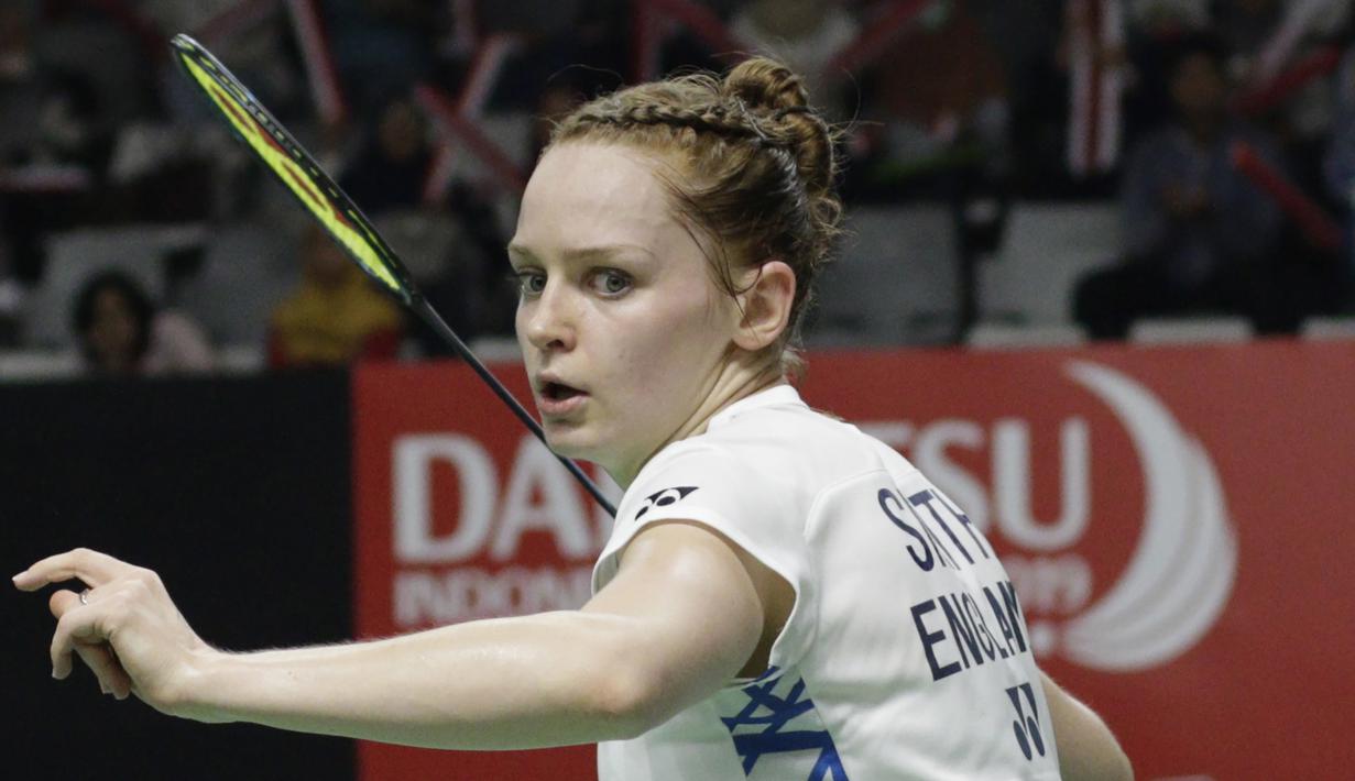 Ganda campuran Inggris, Lauren Smith, tampak fokus saat melawan ganda Indonesia pada Indonesia Masters 2019 di Istora Senayan, Jakarta, Selasa (22/1). Ellis / Smith lolos ke babak kedua. (Bola.com/M. Iqbal Ichsan)