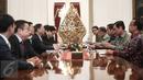 Suasana pertemuan Jokowi didampingi beberapa menteri dengan anggota Dewan Negara China Yang Jiechi bersama rombongan di Istana Merdeka, Jakarta, Senin (9/5). Pertemuan tertutup itu membahas beberapa persoalan perekonomian. (Liputan6.com/Faizal Fanani)
