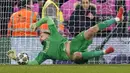 Kiper Paris Saint-Germain, Gianluigi Donnarumma menepis tendangan penalti pemain Liverpool, Curtis Jones dalam laga leg kedua Liga Inggris 2024/2025 di Anfield, Inggris, Rabu (12/03/2025) WIB.