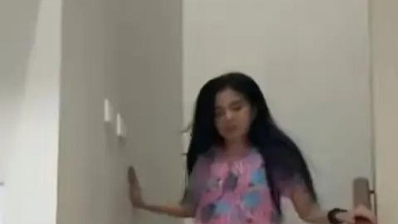 Cuplikan video memperlihatkan bahwa rumah Epy Kusnandar terdiri dari dua lantai yang megah, menciptakan kesan kemegahan dari luar.