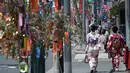 Pengunjung mengenakan kimono saat mengikuti The Star Festival di Haratsuka,Tokyo, Jumat (7/7).  Dalam festival ini mereka menuliskan keinginan dalam potongan kertas berwarna digantungkan pada cabang bambu di sekitar rumah mereka. (AP/Eugene Hoshiko)