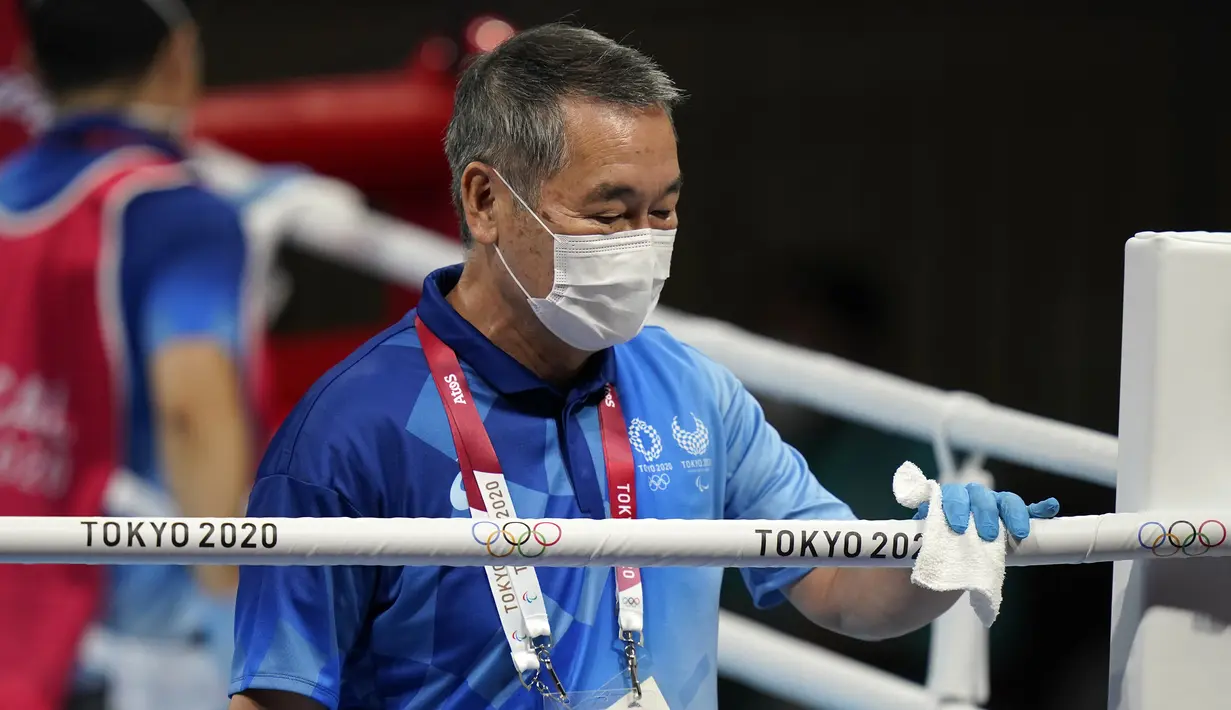 Tali pada ring tinju didisinfektan setelah pertandingan tinju kelas featherweight 51 kg putri di Olimpiade Tokyo 2020, pada 24 Juli 2021, di Tokyo, Jepang. Olimpiade yang digelar saat pandemi COVID-19 tersebut menerapkan protokol kesehatan ketat. (AP Photo/ Frank Franklin II)