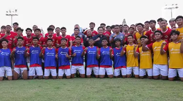 Ketua Umum PSSI Erick Thohir foto bersama dengan peserta seleksi pemain Timnas Indonesia U-17 di Lapangan A, Gelora Bung Karno (GBK), Senayan, Jakarta, Rabu (16/8/2023). (Liputan6.com/Herman Zakharia)