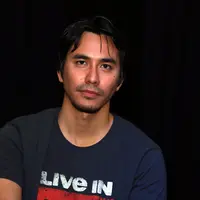 Jika Darius Sinathrya sering terlihat di depan layar sebagai pemeran, kali ini dirinya mulai menapaki karier sebagai seorang produser. (Deki Prayoga/Bintang.com)