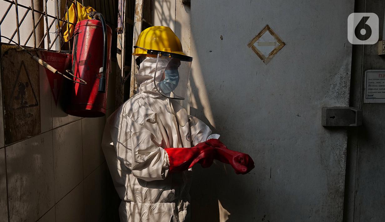 Petugas mengenakan sarung tangan sebelum melakukan proses pembakaran limbah medis dalam incinerator di RSCM Jakarta, Jumat (26/6/2020). Volume limbah medis infeksius di seluruh Indonesia hingga 8 Juni 2020 mencapai lebih dari 1.100 ton. (Liputan6.com/Herman Zakharia)