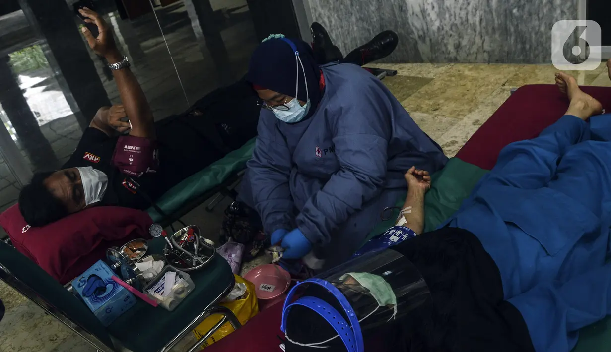 Pegawai mengikuti donor darah di Kompleks Parlemen, Senayan, Jakarta, Rabu (11/11/2020). Kegiatan donor darah merupakan agenda rutin DPR RI yang sempat terhenti akibat Covid-19. (Liputan6.com/Johan Tallo)