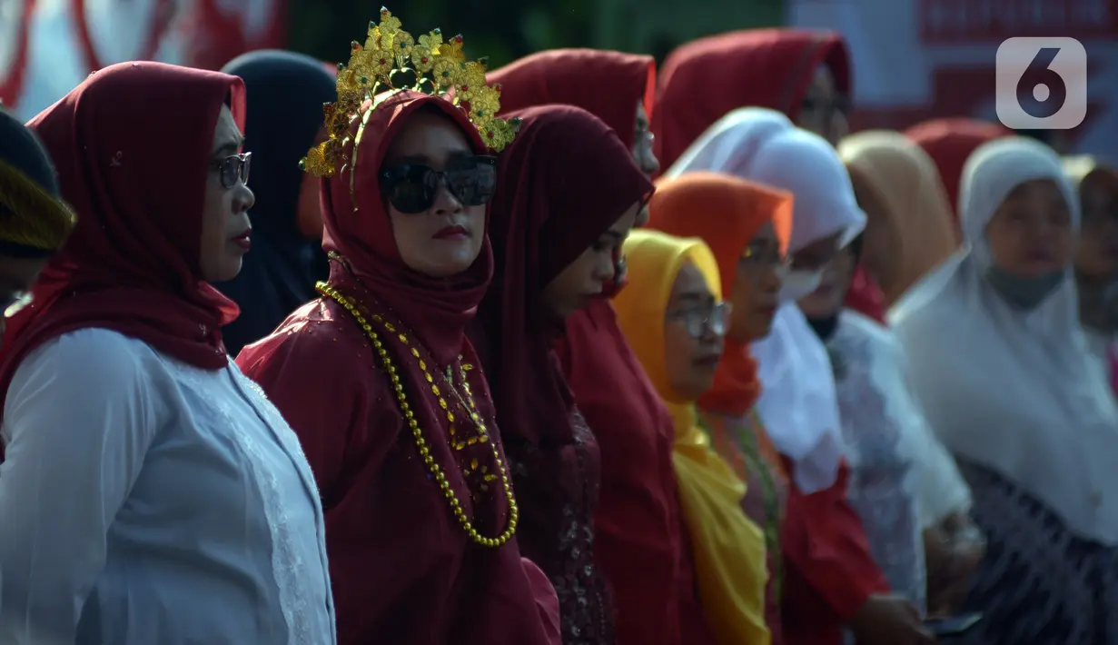 Warga RW 04 Kebun Melati mengikuti upacara Hari Ulang Tahun ke-77 Republik Indonesia di Jakarta, Rabu (17/8/2022). Peringatan Hari Ulang Tahun Republik Indonesia telah menjadi tradisi di kampung tersebut sejak tahun 1975. (merdeka.com/Imam Buhori)