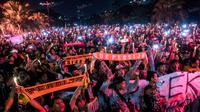 Suporter Persija, The Jakmania, melakukan aksi tabur bunga dan menyalakan lilin mengenang anggotnya Muhammad Fahreza, yang meninggal diduga akibat kekerasan di SUGBK, Jakarta, Senin (16/5/2016). (Bola.com/Vitalis Yogi Trisna)