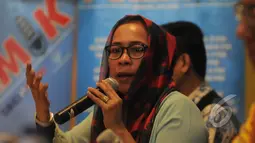 Dwi Ria Latifa saat menjadi pembicara pada bertajuk "Simalakama Jokowi" di kawasan Cikini, Jakarta, Sabtu (14/2/2015). Banyak permasalahan yang dihadapi Jokowi dinilai para pengamat seperti buah simalakama. (Liputan6.com/Herman Zakharia)