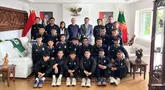 Anak-anak Indonesia yang tergabung dalam Korea-Korea Selecao (KKS) berfoto bersama Duta Besar Indonesia untuk Portugal, Rudy Alfonso, saat tiba di Kedutaan Besar RI untuk Portugal di Lisbon, Kamis (21/11/2024). (Bola.com/Bagaskara Lazuardi)