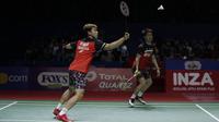 Ganda putra Indonesia, Marcus Gideon / Kevin Sanjaya, saat melawan Li Jun Hui / Liu Yu Chen pada Indonesia Open 2019 di Istora Senayan, Sabtu (20/7). Marcus / Kevin menang 21-9 dan 21-13. (Bola.com/Vitalis Yogi Trisna)