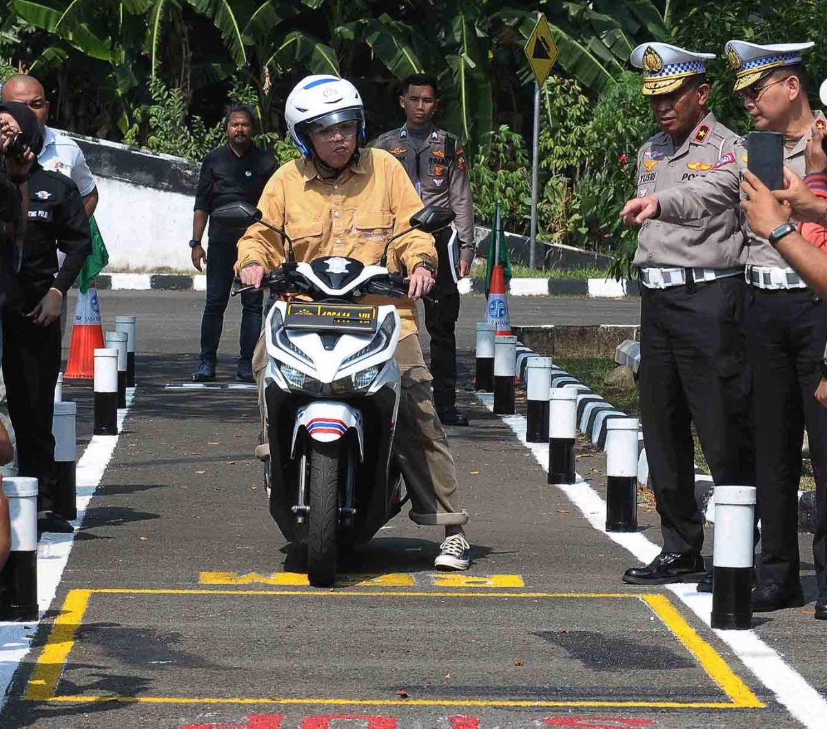 Korlantas Polri resmi mengubah materi ujian praktik Surat Izin Mengemudi (SIM) C untuk sepeda motor. Lintasan baru ini tak lagi menyertakan jalur zig-zag dan trek angka 8 yang selama ini dianggap menyulitkan.

Lantas bagaimanakah penampakan lintasan bar