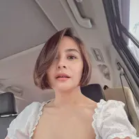 Setelah sebelumnya tampil anggun dengan rambut bob pendek, kini ia hadir dengan transformasi yang jauh lebih bold: pixie cut ultra chic yang memancarkan kesan modern, clean, dan effortlessly sexy. Potongan rambut ini sekaligus menandai selesainya proses syuting film terbarunya.  [@prillylatuconsina96].