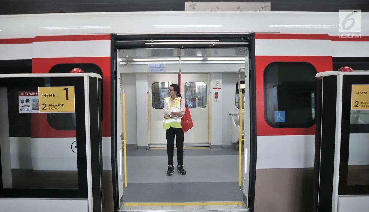 Pengunjung memasuki salah satu gerbong saat uji coba LRT rute Kelapa Gading-Velodrome, Jakarta, Senin (20/8).  Uji coba tersebut guna menguji integrasi sarana dan prasarana, perilaku penumpang, serta memberikan sosialisasi. (Merdeka.com/Iqbal S. Nugroho)