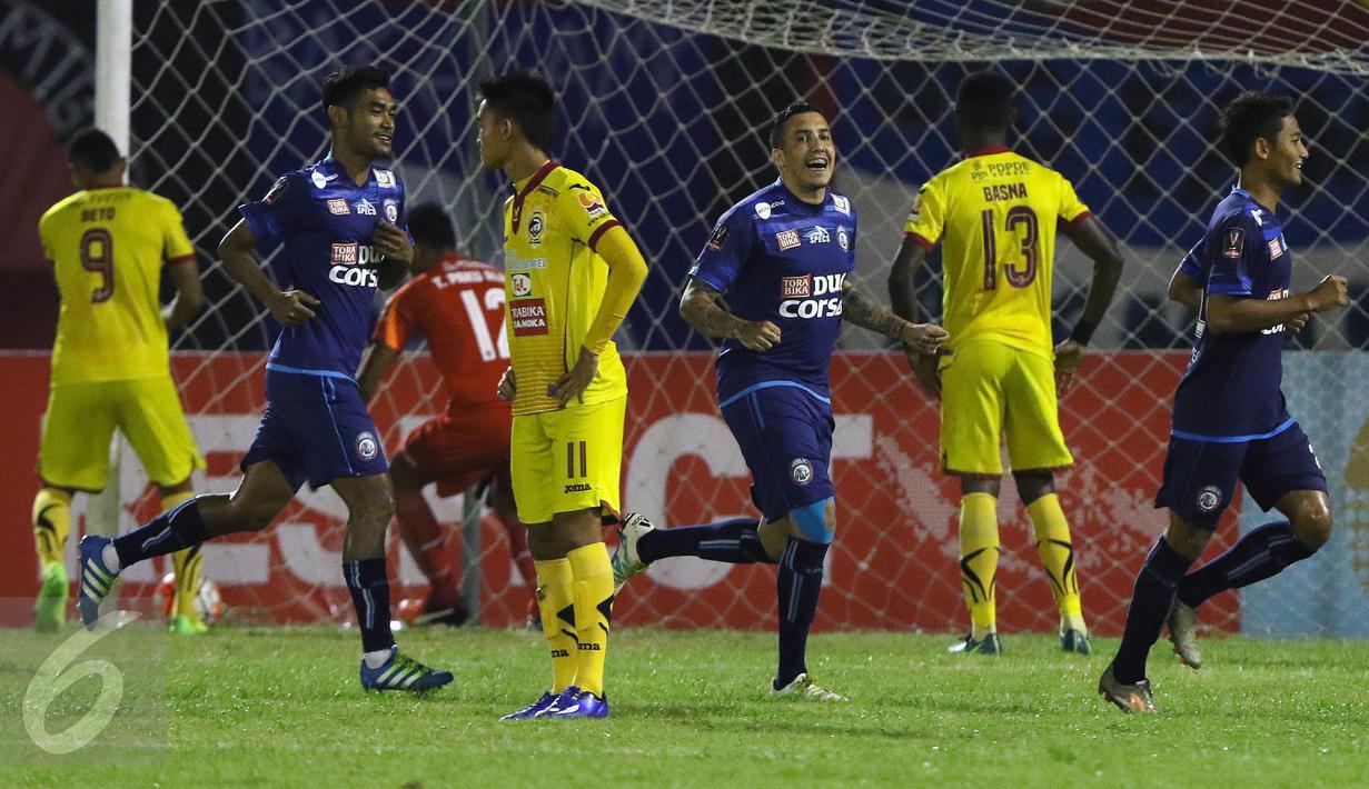 Pemain Arema FC berlari merayakan gol yang dicetak Adam Alis pada laga 8 besar Piala Presiden 2017 melawan Sriwijaya FC di Stadion Manahan, Solo, Minggu (26/2). Arema melaju ke semifinal setelah unggul 1-0. (Liputan6.com/Helmi Fithriansyah) 