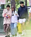 Han So Hee juga terlihat menenteng sebuah tas boneka yang super gemas. Diketahui, tas yang tenteng Han So Hee berasal dari brand Jellycat bernama Amusable Rainbow Bag. [@koreadispatch]