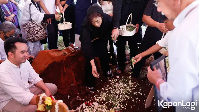 Pemakaman Ibunda Kikan Cokelat