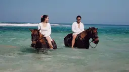 Potret Aaliyah Massaid dan Thariq Berkuda di Pantai Sumba, Nikmati Liburan Keluarga