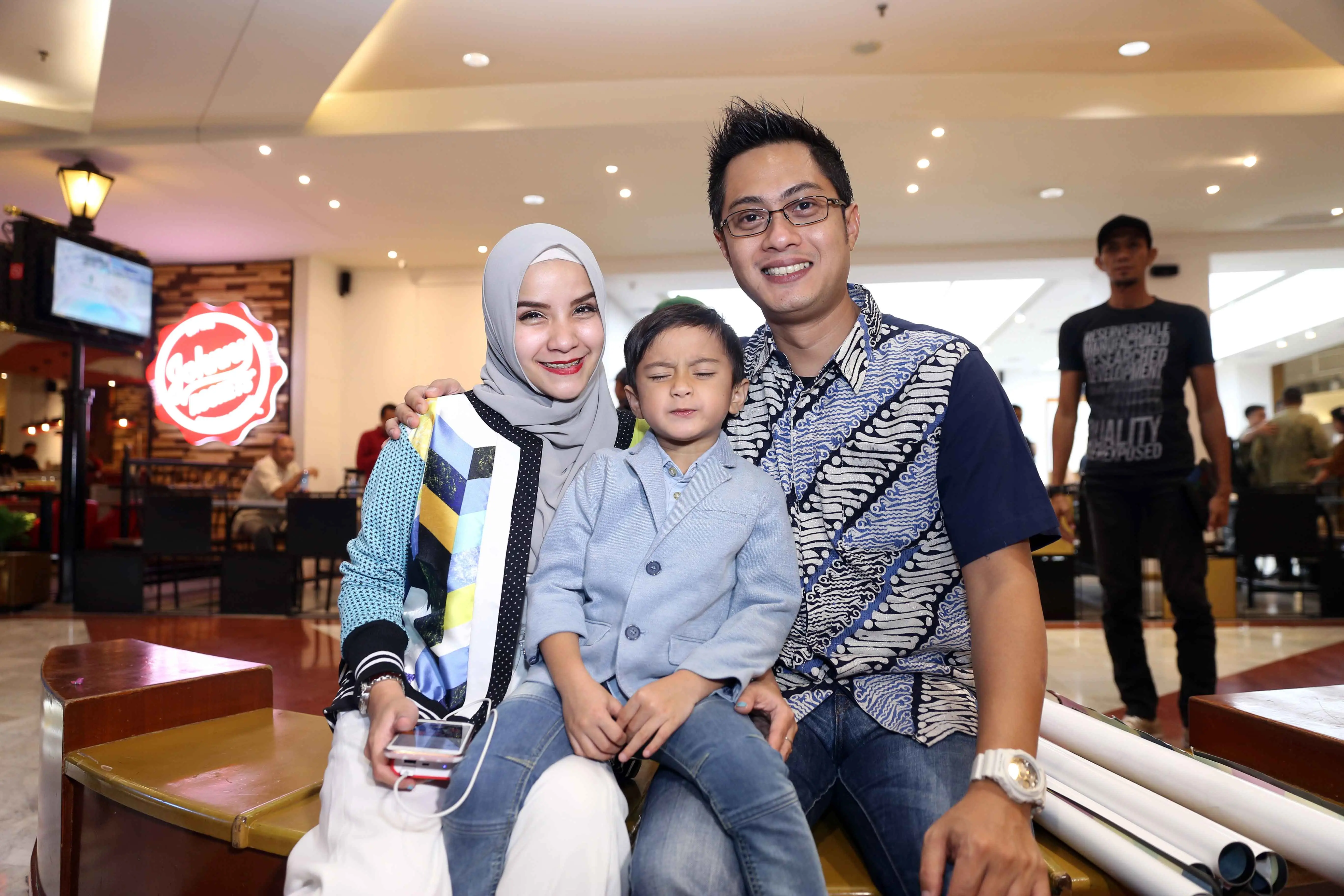 Ferry Ardiansyah dan Tasya Nur Media bersama putra mereka (Nurwahyunan/Bintang.com)