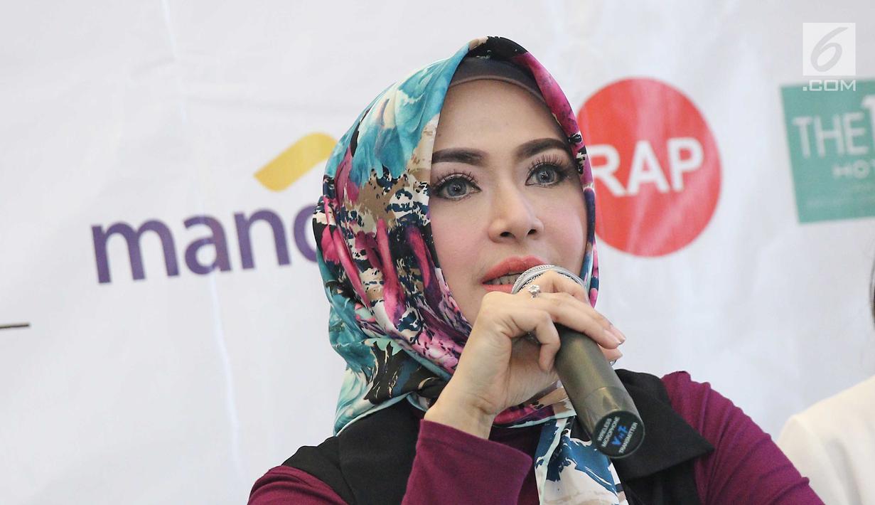 Aktris Eddies Adelia memberi keterangan saat penggalangan dana untuk Rohingya di kawasan Dharmawangsa, Jakarta, Senin (18/09). (Liputan6.com/Herman Zakharia)