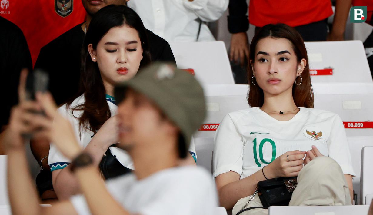 Suporter wanita hadir menyaksikan pertandingan Timnas Indonesia melawan Brunei Darussalam pada laga Kualifikasi Piala Dunia 2026 Zona Asia di Stadion Utama Gelora Bung Karno (SUGBK), Kamis (12/10/2023). (Bola.com/M Iqbal Ichsan)