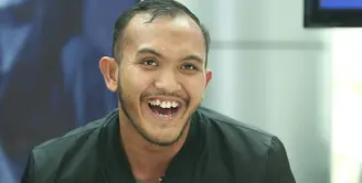 Caisar, belakangan ini sudah kembali mewarnai dunia hiburan lagi dengan jogetnya yang terkenal itu. Bisa dibilang sebagai artis yang datang lebih dulu, namun Caisar tak takut tersisih dengan munculnya para generasi baru. (Bambang E.Ros/Bintang.com)