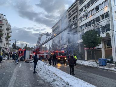 di dalam bangunan yang rusak menyusul ledakan di pusat kota Athena, Rabu (26/1/2022).  Ledakan tersebut menyebabkan tiga orang terluka dan merusak sebuah blok kantor. (AP Photo/Derek Gatopoulos)