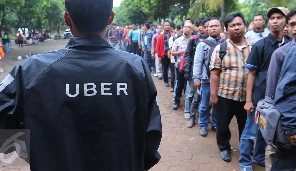 Seorang warga memakai jaket Uber usai melakukan pendaftaran menjadi pengemudi Uber di Jakarta, Selasa (24/5). Uber Indonesia membuka lowongan menjadi driver Uber Motor dengan target 10.000 pengemudi. (Liputan6.com/Angga Yuniar)