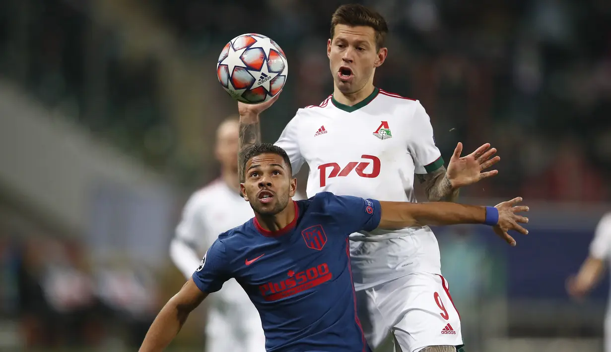 Bek Atletico Madrid, Renan Lodi, berebut bola dengan penyerang Lokomotiv Moscow, Fedor Smolov, pada laga lanjutan Liga Champions 2020/2021di Stadion Lokomotiv, Rabu (4/11/2020) dini hari WIB. Atletico Madrid bermain imbang 1-1 melawan Lokomotiv Moscow. (AFP/Maxim Shemetov/pool)