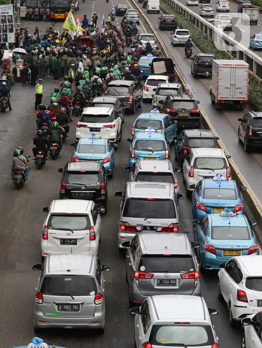 Kendaraan terjebak kemacetan di Jalan Gatot Subroto, Jakarta, Rabu (4/2/2020). Kemacetan tersebut imbas unjuk rasa mahasiswa di depan Gedung DPR. (Liputan6.com/Johan Tallo)