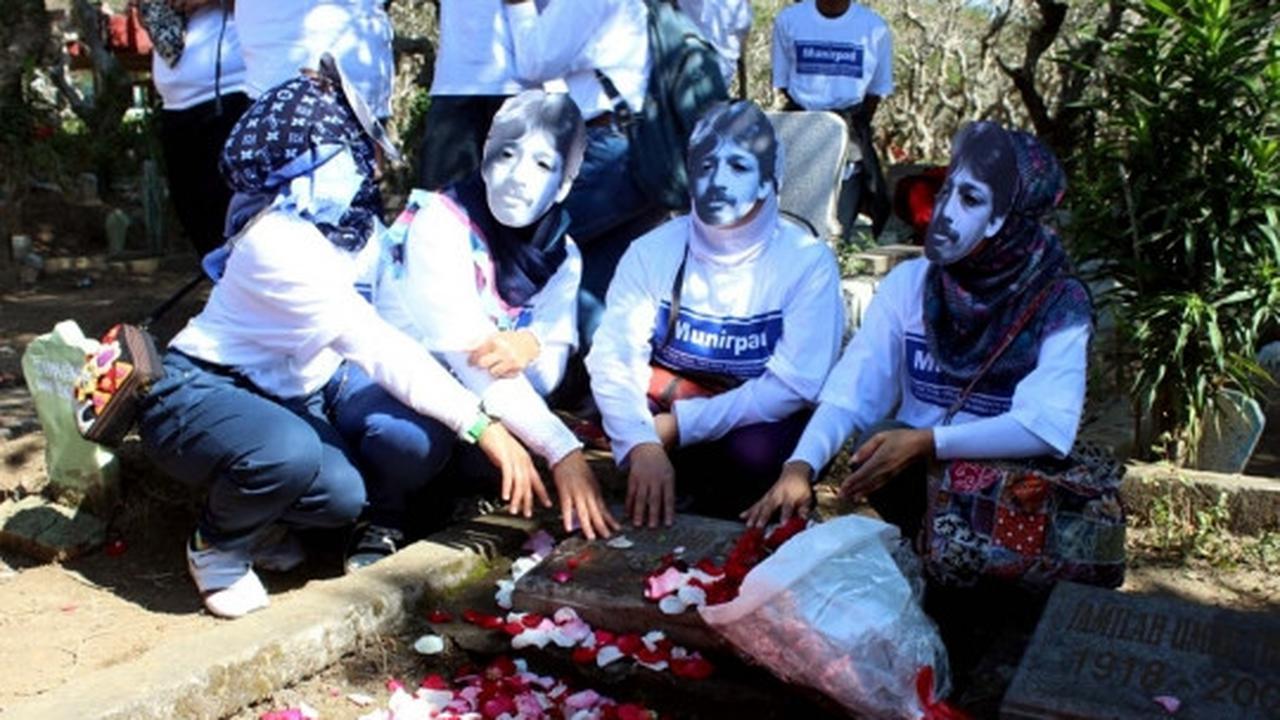 Kekhusyukan aktivis gelar tahlilan di makam Munir