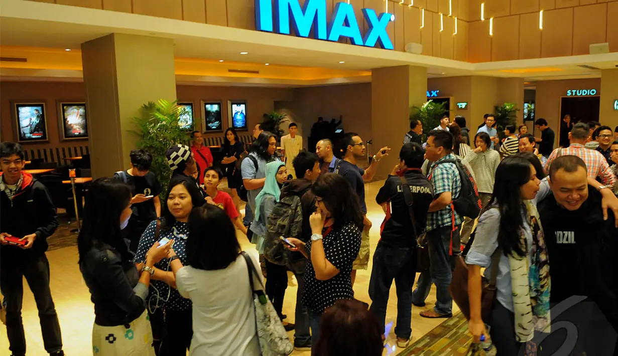 Para penggemar Godzilla sabar menunggu di lobi saat akan menyaksikan Premiere film Godzilla di XXI Gandaria City pada Selasa (14/5/2014) (Liputan6.com/Faisal R Syam).