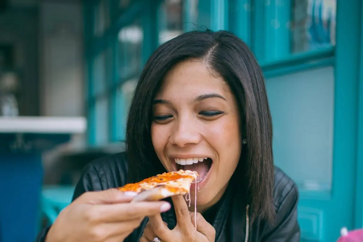 Ungkap Kepribadian dari Cara Makan Pizza, Seperti Ini Dirimu!