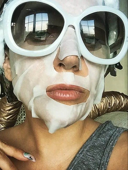 Di setiap kesempatan Lady Gaga selalu memakai kacamata hitam, bahkan saat memakai masker  untuk perawatan wajah. (via instagram/@ladygaga)