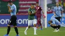 Pemain Uruguay Luis Suarez (kiri) bereaksi usai dikalahkan Bolivia pada pertandingan kualifikasi Piala Dunia 2022 di Stadion Hernando Siles, La Paz, Bolivia, 16 November 2021. Bolivia menang 3-0. (AP Photo/Juan Karita)